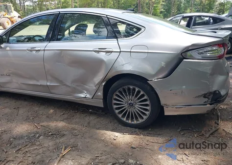 2013 Ford Fusion Hybrid Titanium z USA, uszkodzony, nr VIN 3FA6P0RU2DR302347